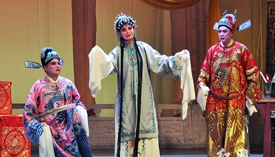 軍旅歌唱家雷佳：連登春晚舞臺12次，身家上億，丈夫身份不一般