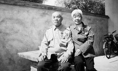 她17歲奔赴朝鮮戰場,用嘴幫負傷戰士吸尿卻遭質疑,領導為其正名 她17歲奔赴朝鮮戰場,用嘴幫負傷戰士吸尿卻遭質疑,領導為其正名