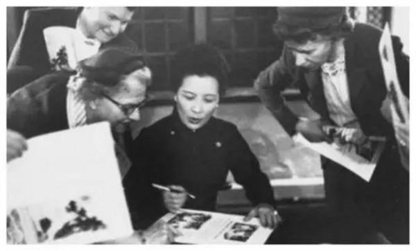 蔣介石死後，晚年的宋美齡在美國靠什麼生活