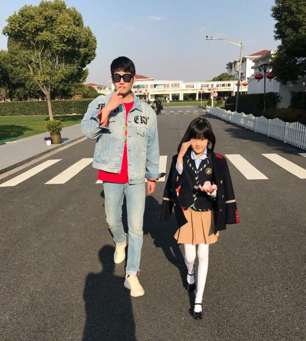 陸毅曬全家福，10歲貝兒的腿更吸睛，贏在了起跑線上