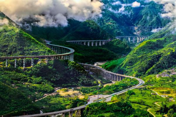 海拔高度差1900米，中國斥230億打造雲端天路，老外：太逆天了