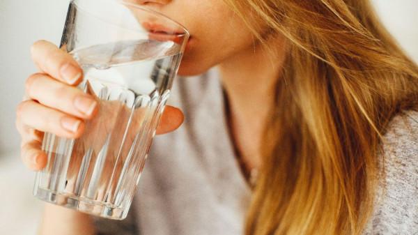 老年人若要養生,喝水是一種不錯的選擇!睡前適當喝水有2大好處 老年人若要養生,喝水是一種不錯的選擇!睡前適當喝水有2大好處