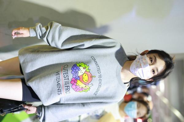 宋祖兒穿衛衣現身機場 玩下衣失蹤