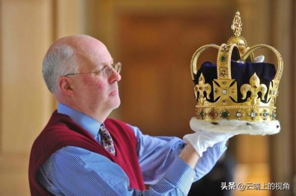英國世代相傳的登基皇冠只有一頂，王室如何做到男女通用的？