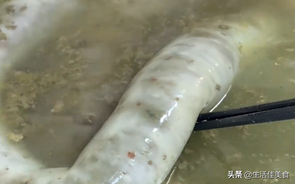 冬季做血豆腐不如做它，灌上餡一煮一切，皮軟肉嫩，比血豆腐好吃