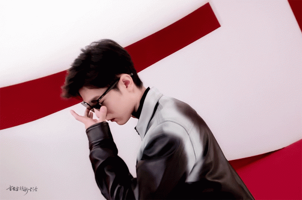 這是誰家的小可愛明明是小熊貓還沒睡好就被拉起來吃飯,你們壞懷 這是誰家的小可愛明明是小熊貓還沒睡好就被拉起來吃飯,你們壞懷