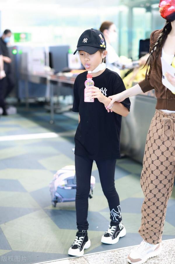 李小璐甜馨母女現身機場，女兒顏值趕超媽媽，對鏡頭扮鬼臉賣萌