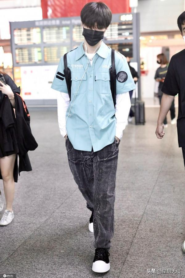 範丞丞現身機場低頭快走 身著白T藍短襯衫帥氣有型