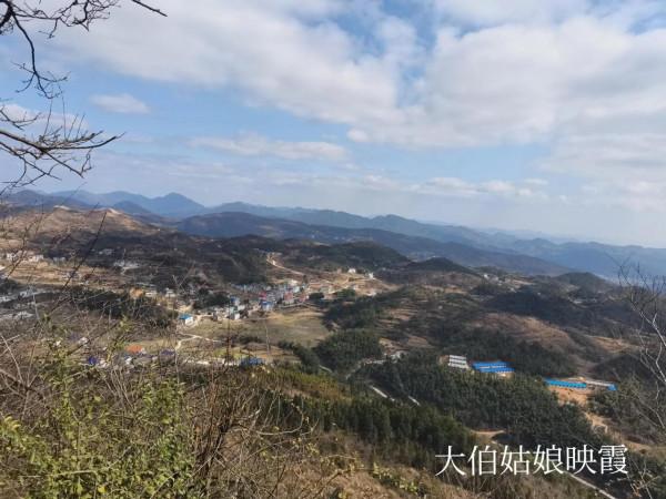 這是我長大的地方，一個座落在山頂上的小山村