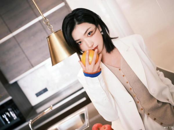 萬茜白西裝造型來襲，擺拍非常酷，可美可颯