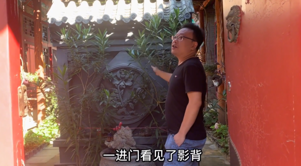 北京大爺把四合院裝成小田園 家裡收藏的青花瓷價值上億