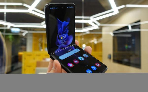 三星Galaxy Z Flip 3可摺疊手機評測:價格只相當於普通旗艦手機 三星Galaxy Z Flip 3可摺疊手機評測:價格只相當於普通旗艦手機