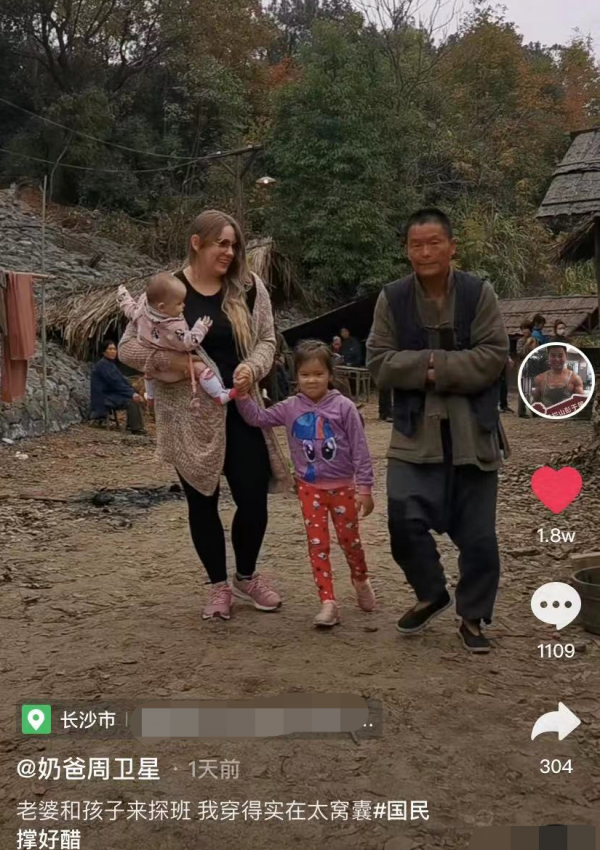 65歲戲骨和洋老婆秀恩愛!稱找不起中國妻否認拿綠卡,三胎剛半歲 65歲戲骨和洋老婆秀恩愛!稱找不起中國妻否認拿綠卡,三胎剛半歲