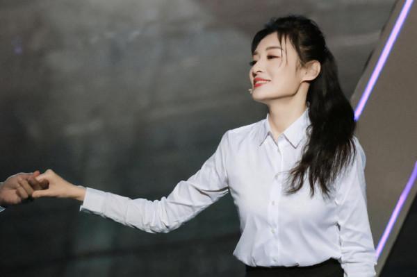 周濤青春襯衫長裙面板白皙面色紅潤美照圖片 周濤青春襯衫長裙面板白皙面色紅潤美照圖片