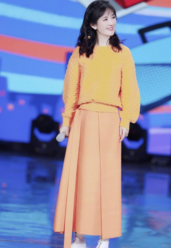 &OpenCurlyDoubleQuote;謝娜&rdquo;的衣品終於逆襲！穿牛油果綠棉服配運動褲，減齡如同18歲