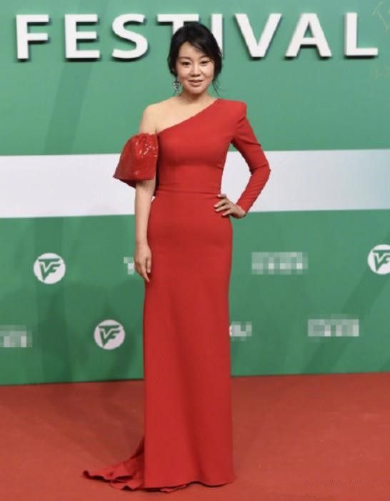 閆妮來鄉下工作,穿的比同齡人年輕時髦,但一看臉還沒素人漂亮 閆妮來鄉下工作,穿的比同齡人年輕時髦,但一看臉還沒素人漂亮