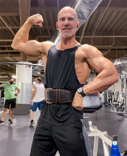 57歲健身愛好者,體重最高達到300斤,堅持4年打造超乎常人的身材 57歲健身愛好者,體重最高達到300斤,堅持4年打造超乎常人的身材