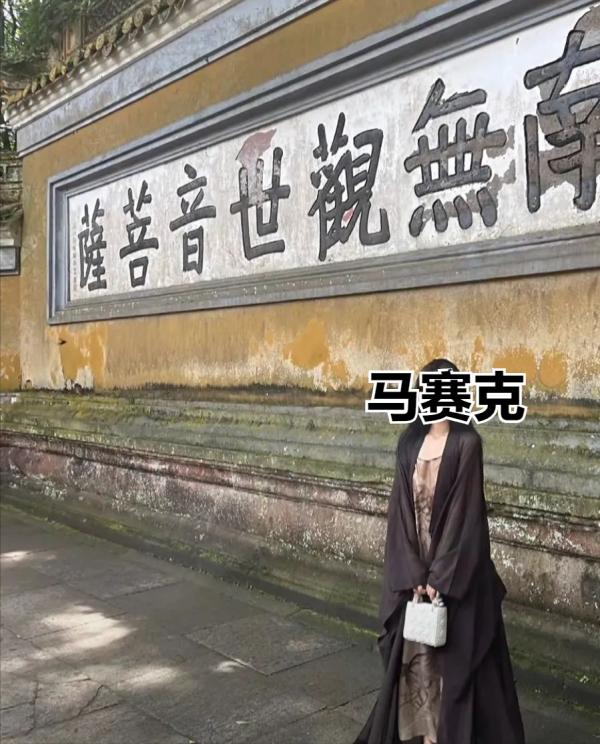 寺廟擺拍帶Dior，官媒怒批，你知道這些“佛媛”嗎？