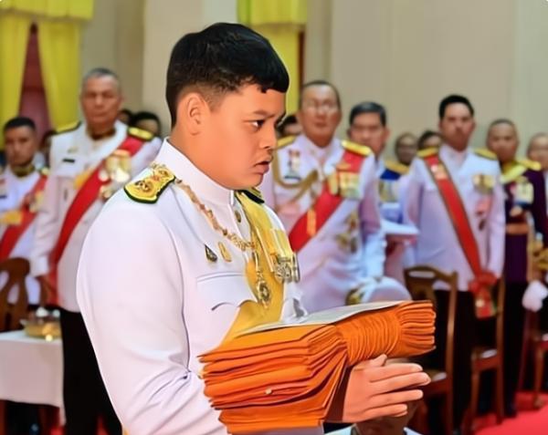 西拉米半生困苦浮出水面，鍛鍊提幫功獨立能力，繼位王儲接替王位