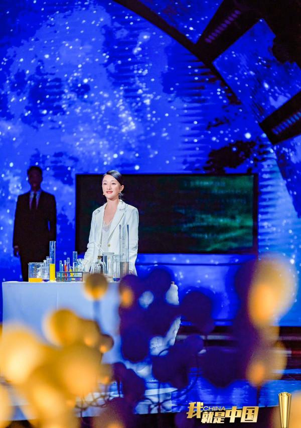 孫儷登央視好隆重，穿3萬6裙卻像女職員，同框周迅雙手掐腰超霸道