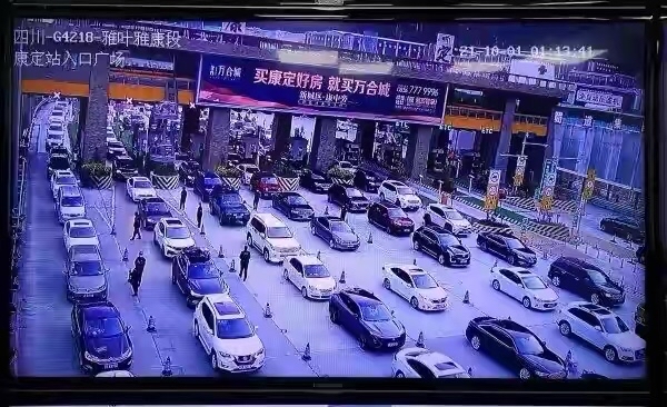 國慶節出門旅遊第一天，全國高速公路堵車一個小時只走了100米