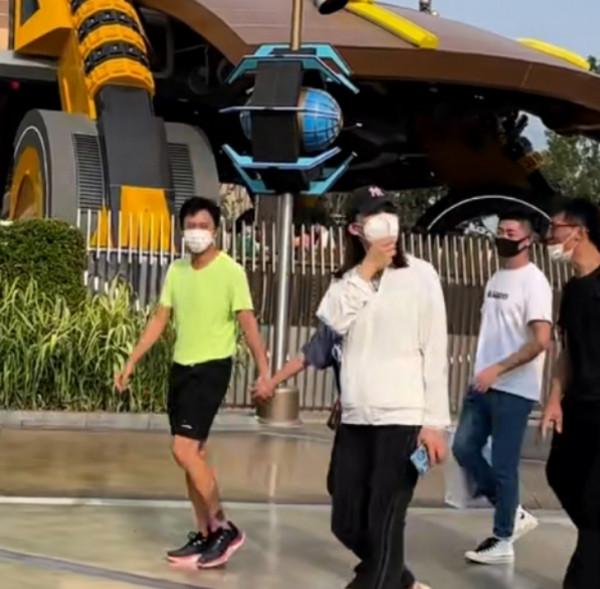 盤點環球影城偶遇明星生圖,白敬亭似商務精英,林依輪兼職賣貨? 盤點環球影城偶遇明星生圖,白敬亭似商務精英,林依輪兼職賣貨?