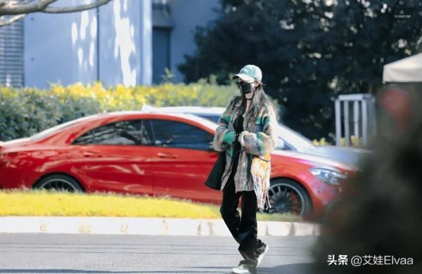 楊冪同空姐肩並肩走機場,穿皮褲配流蘇包,當眾扯毛衣線條好可愛 楊冪同空姐肩並肩走機場,穿皮褲配流蘇包,當眾扯毛衣線條好可愛