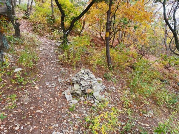 遊客在吉林延邊旅遊,發現山上好多石頭堆,不禁疑惑:這是什麼? 遊客在吉林延邊旅遊,發現山上好多石頭堆,不禁疑惑:這是什麼?