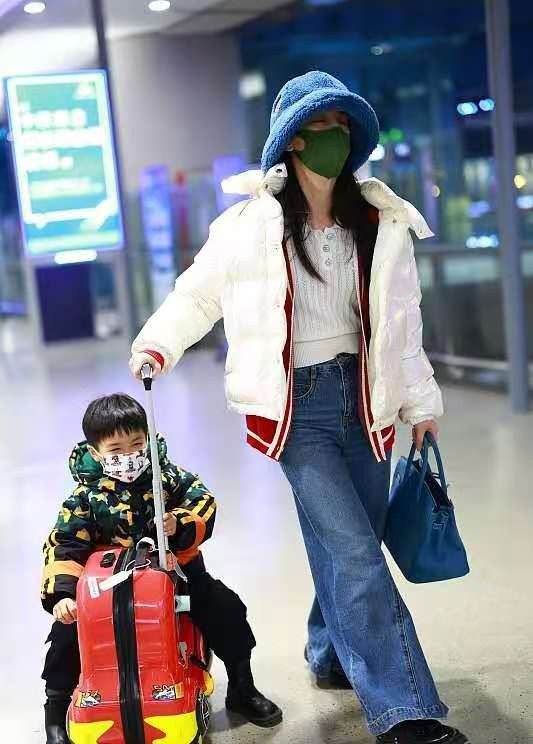 難怪黃聖依能嫁入豪門，穿紫色毛絨外套甜美又少女，看著最多20歲