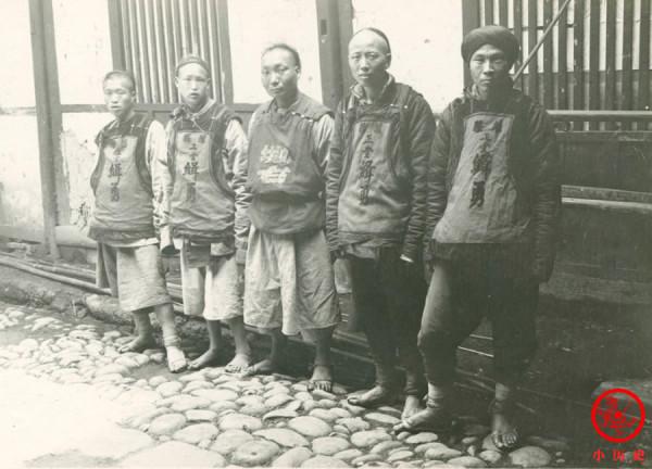 晚清老照片：73歲李鴻章行走靠輪椅，大夫在街頭拔牙工具扔地上