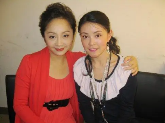 著名演員唐靜：與王新軍離異後，她與兒子的生活狀況怎樣？