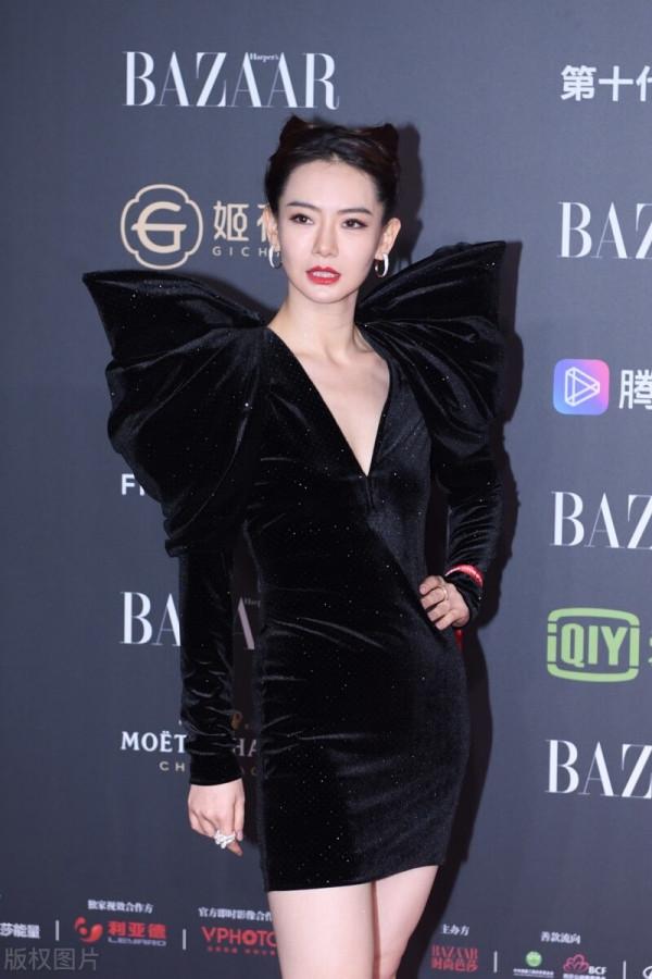 戚薇服裝新造型像不像一隻小黑貓