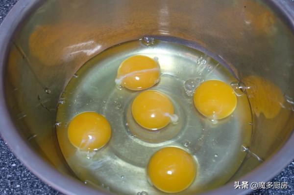 想吃棗糕不用買，甜而不膩做法簡單，5個雞蛋1碗麵粉做一盤，好吃