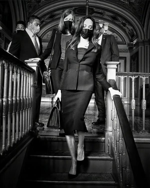 安吉麗娜·朱莉為女性權利奔走,多變造型知性優雅,美得發光 安吉麗娜·朱莉為女性權利奔走,多變造型知性優雅,美得發光