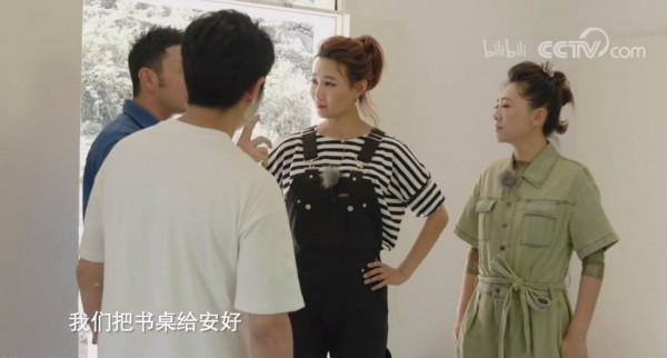 李梓萌私下真洋氣，扎高馬尾和新聞裡差距好大，穿揹帶褲哪像43歲