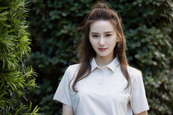 劉詩詩綠野自然大片清新怡人 穿休閒裝半扎馬尾知性溫柔