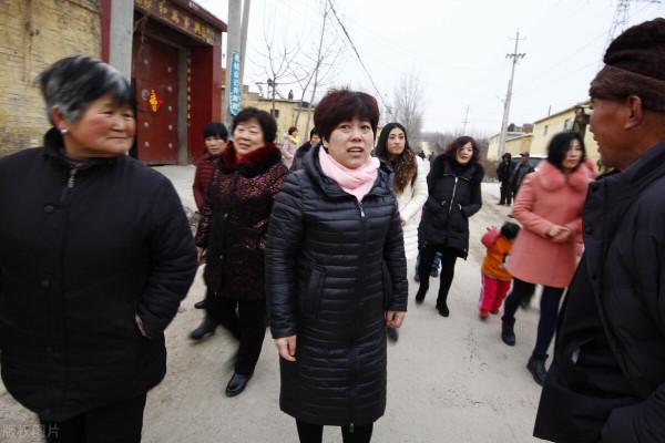 66歲老人哭訴：再好的關係，也不敢去串門了，串門被打，我怕怕了