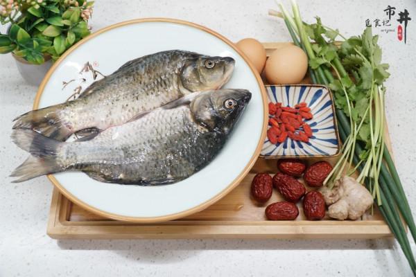 冬天煮鯽魚湯時，記得多加3樣食材，驅寒又營養，味道也更鮮了