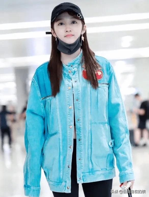 關曉彤怎麼能將打底褲穿這麼高階！配櫻桃印花夾克，上演甜蜜暴擊