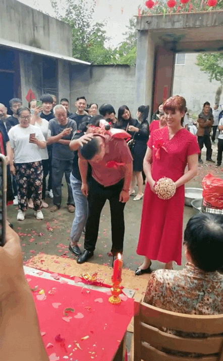 安徽:婚禮現場,新娘被人按頭向公婆鞠躬,這一按害了誰的心? 安徽:婚禮現場,新娘被人按頭向公婆鞠躬,這一按害了誰的心?