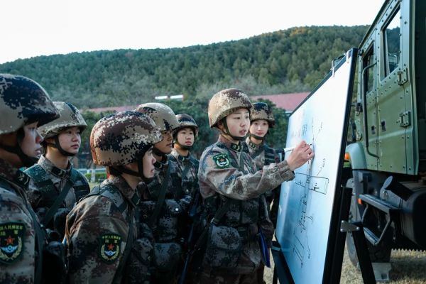 誰說女子不如男？一睹“飛控手”陳瑜超颯風采