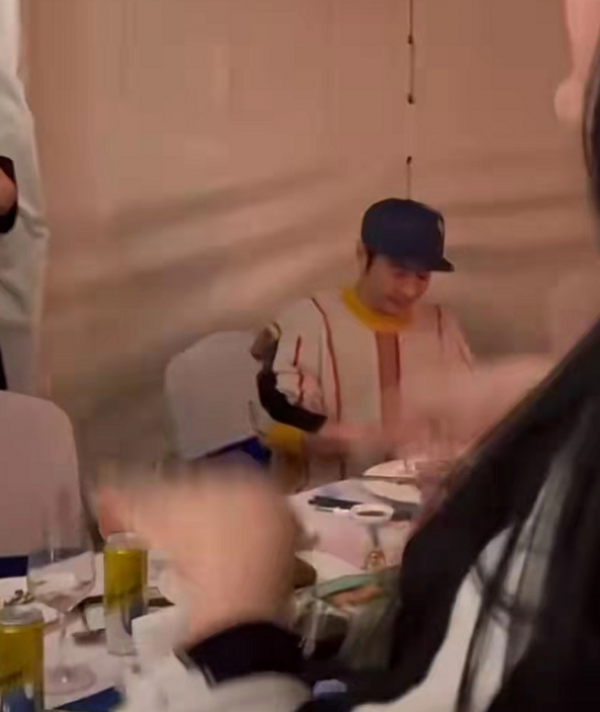 眾星聚會影片曝光,鄒市明夫婦與張晉熱聊,黃曉明在角落埋頭吃飯 眾星聚會影片曝光,鄒市明夫婦與張晉熱聊,黃曉明在角落埋頭吃飯