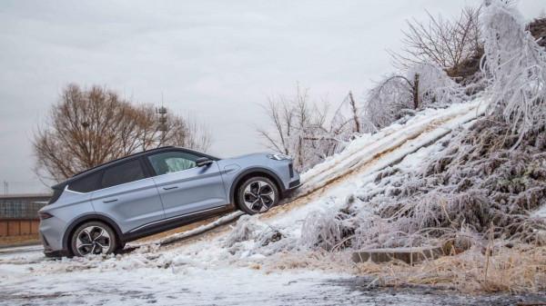 極狐阿爾法T對比Model Y，兩雄爭霸，誰才是冬季脫困翹楚？