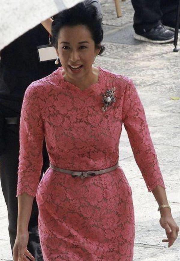 朱玲玲真不愧是“闊太”，一身黑+白搭配真高階，哪像大嬸的年紀