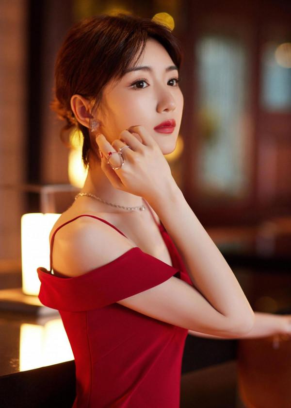 毛曉彤可以是甜美可愛的鄰家妹妹,也可以是主宰舞臺的霸氣女王 毛曉彤可以是甜美可愛的鄰家妹妹,也可以是主宰舞臺的霸氣女王