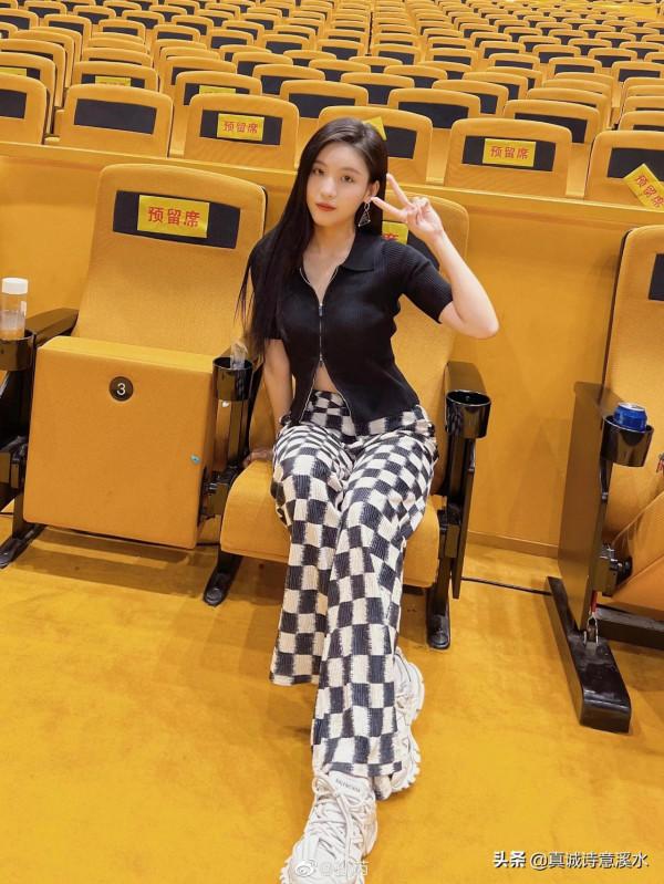 她是四川師範大學的校花,也是校園裡的超級學霸 她是四川師範大學的校花,也是校園裡的超級學霸