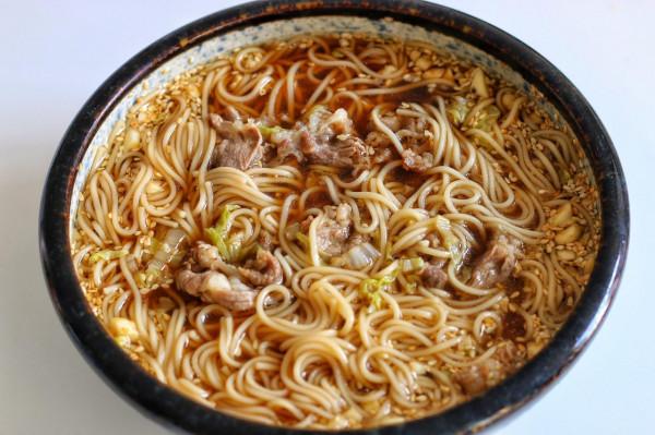 天冷不知道吃什麼，就煮這碗快手面，酸爽開胃，吃著真痛快