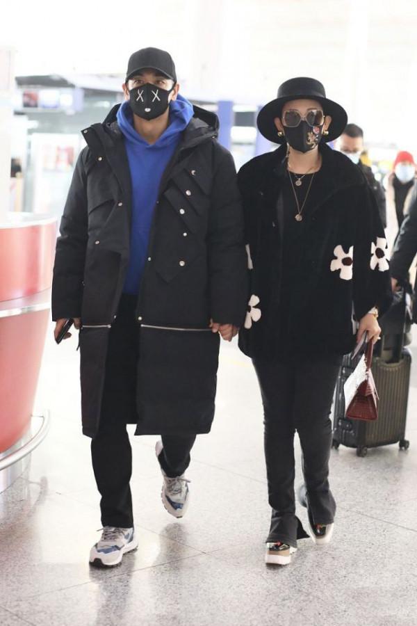 趙文卓夫婦走機場，厚重的羽絨服造型像路人，妻子打扮貴氣又時尚