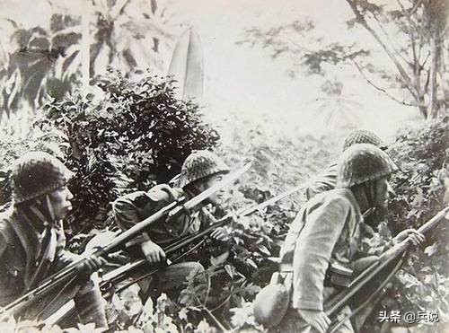 日軍軍官扔下刀槍,徒手格鬥!袁排長牙咬對方,砸爆敵腦袋 日軍軍官扔下刀槍,徒手格鬥!袁排長牙咬對方,砸爆敵腦袋