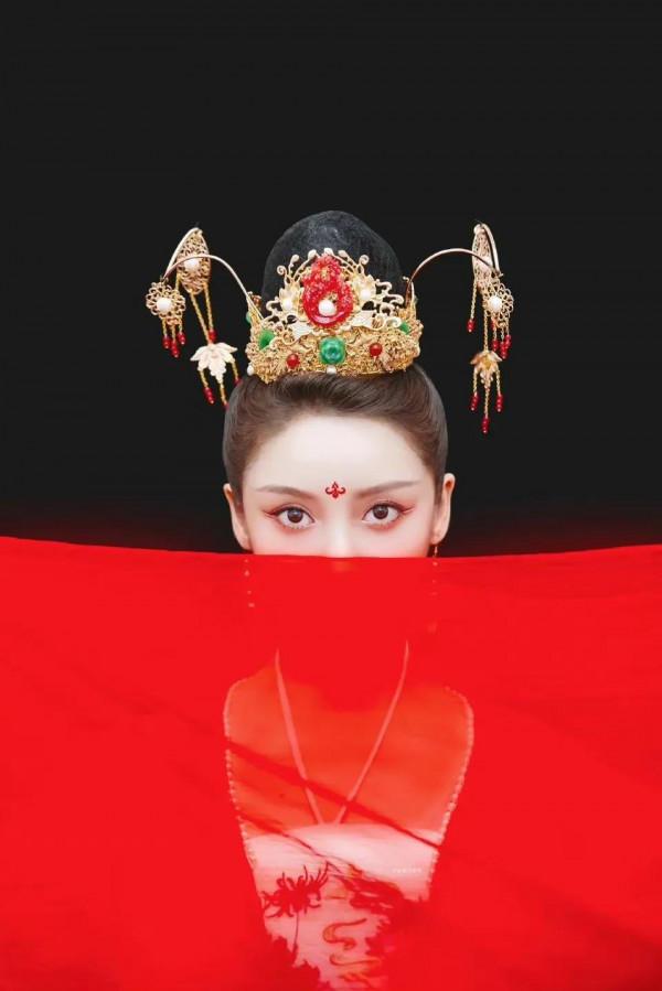 姜貞羽粉紅色長裙明豔動人，長髮披肩，舉手投足盡顯甜美氣息